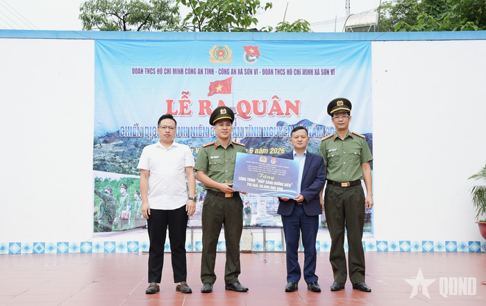 Đại diện Ban Thanh niên Công an tỉnh Tuyên Quang trao biển tượng trưng hỗ trợ kinh phí xây dựng công trình thanh niên “Thắp sáng đường biên” tặng xã Sơn Vĩ.
