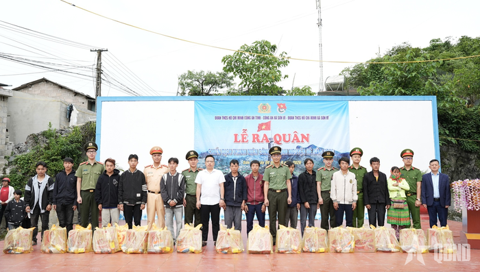 Trao quà tặng các hộ gia đình, học sinh có hoàn cảnh khó khăn tại xã Sơn Vĩ.