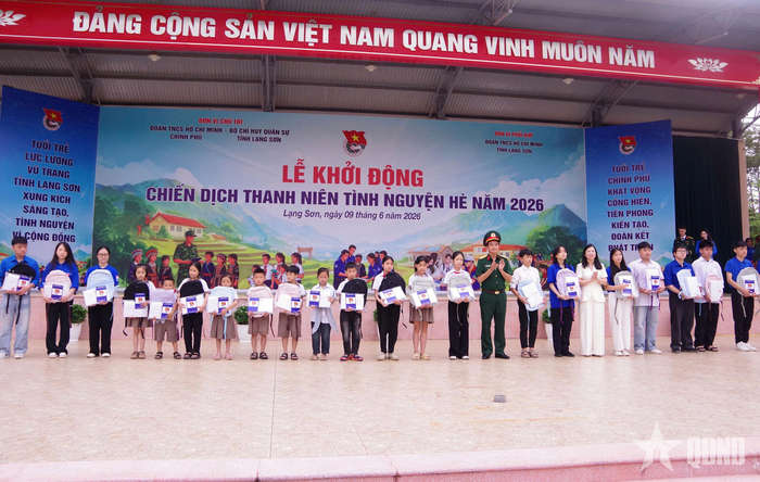  Đại diện lãnh đạo tỉnh và Bộ CHQS tỉnh Lạng Sơn trao quà tặng học sinh giỏi có hoàn cảnh khó khăn vươn lên trong học tập.