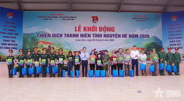  Đồng chí Lại Xuân Lâm và lãnh đạo tỉnh Lạng Sơn trao quà tặng đại diện các cá nhân, gia đình có hoàn cảnh khó khăn tỉnh Lạng Sơn.