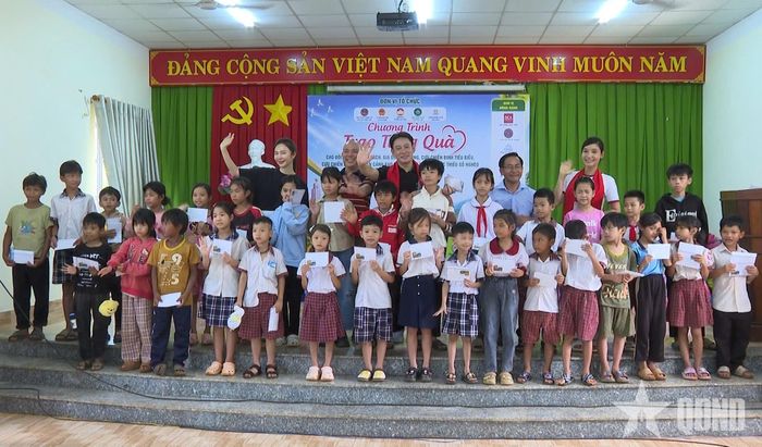 Tặng cặp sách cho các em học sinh vùng biên giới Đồng Nai.