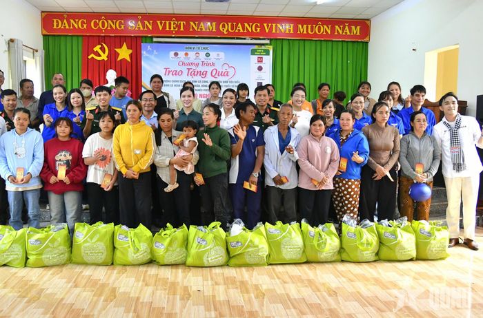 Đối tượng chính sách, cựu chiến binh nhận quà của chương trình.
