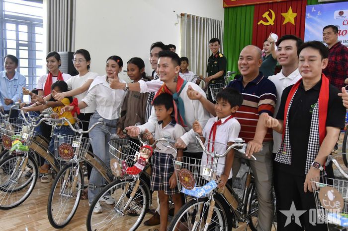 Trẻ em nghèo vùng biên giới Đồng Nai được tặng xe đạp và quà.