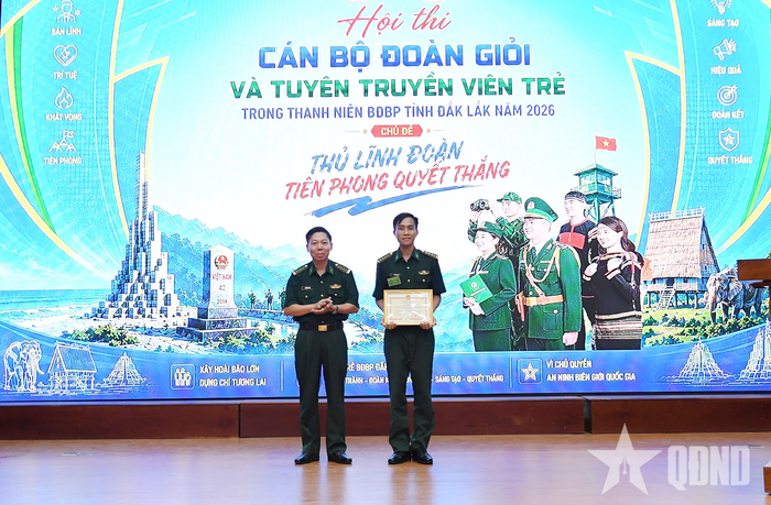 Ban Tổ chức trao giải nhất cho Chi đoàn cơ sở Đồn Biên phòng Cửa khẩu cảng Vũng Rô.