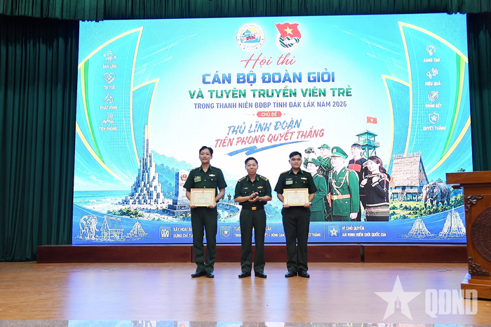 Ban Tổ chức trao giấy khen cán bộ đoàn xuất sắc nhất cho Thiếu tá Ninh Công Tân và Tuyên truyền viên trẻ xuất sắc nhất cho Đại úy Trần Đức Hòa.