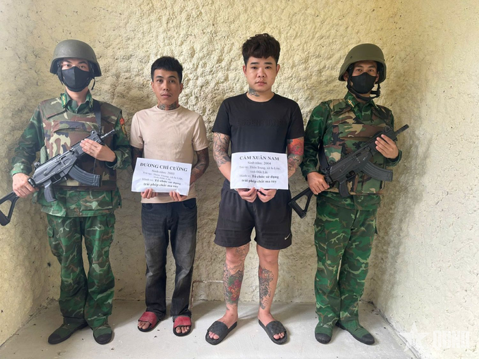 Hai đối tượng bị bắt giữ về hành vi “Tổ chức sử dụng trái phép chất ma túy”. Ảnh: Đồn Biên phòng Ea H’Leo cung cấp