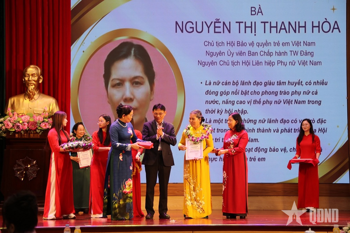Tôn vinh bà Nguyễn Thị Thanh Hòa, Chủ tịch Hội Bảo vệ quyền trẻ em Việt Nam, nguyên Ủy viên Ban Chấp hành Trung ương Đảng, nguyên Chủ tịch Hội Liên hiệp Phụ nữ Việt Nam.