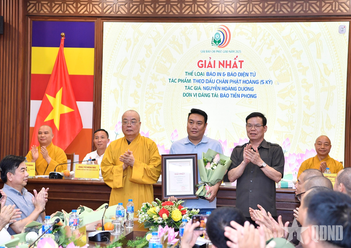  Ban tổ chức trao giải nhất cho tác giả đoạt giải thể loại Báo in và Báo điện tử.