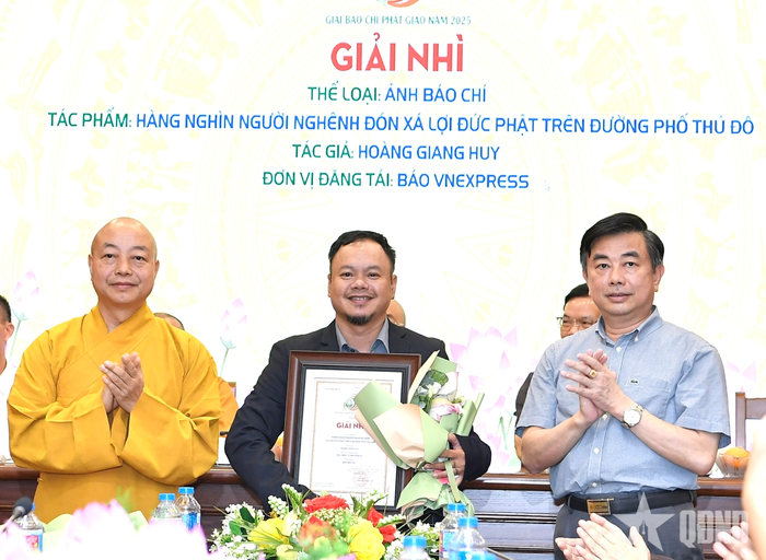  Ban tổ chức trao giải nhì cho tác giả đoạt giải, thể loại Ảnh báo chí.