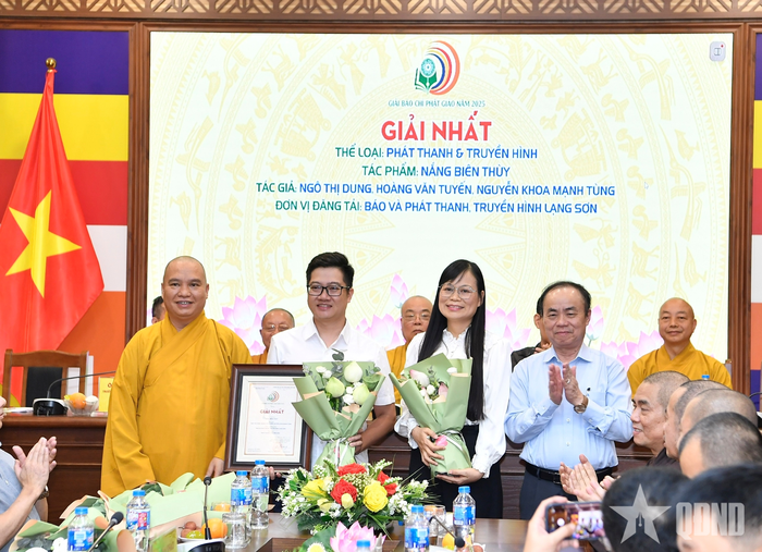 Ban tổ chức trao giải nhất thể loại Phát thanh và Truyền hình cho nhóm tác giả.