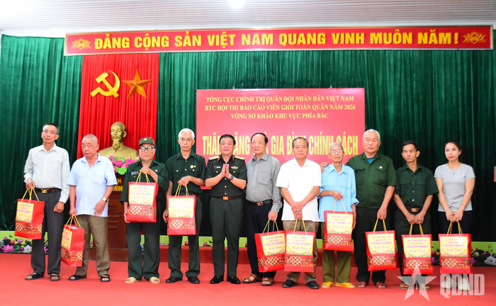 Thượng tướng Trương Thiên Tô trao quà tặng các gia đình chính sách tại phường Linh Sơn, tỉnh Thái Nguyên.