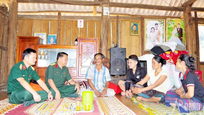 Cán bộ, nhân viên Đoàn KT-QP 337 tuyên truyền chủ trương, chính sách của Đảng, Nhà nước cho đồng bào.