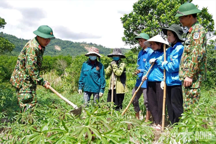 Chuyển giao kỹ thuật chăm sóc cây hoa màu cho bà con.