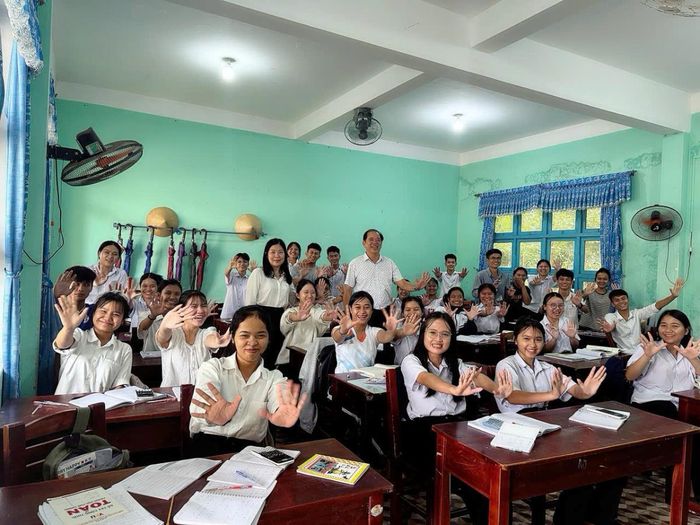 Đoàn công tác Sở GD-ĐT do bà Lê Thị Bích Thuận- Giám đốc Sở đến thăm, động viên thầy trò trường PTDT Nội trú Nước Oa (Trà My).