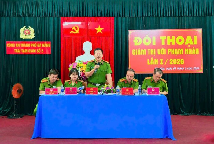 Đại tá Lê Nho Tâm, Giám thị Trại Tạm giam số 2 phát biểu tại buổi đối thoại.