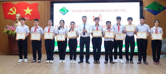 Lãnh đạo UBND P. Sơn Trà trao tặng khen thưởng cho các học sinh xuất sắc