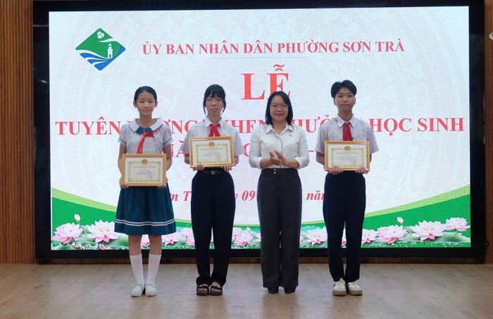 Lãnh đạo UBND P. Sơn Trà trao tặng khen thưởng cho các học sinh xuất sắc