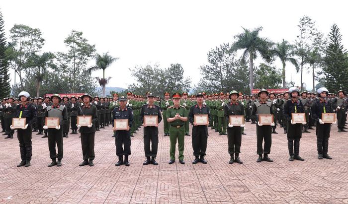 Trung tướng Nguyễn Ngọc Vân - Ủy viên Ban Thường vụ Đảng ủy Công an Trung ương, Tư lệnh Cảnh sát cơ động, Bộ Công an trao giấy khen tập thể cá nhân có thành tích xuất sắc