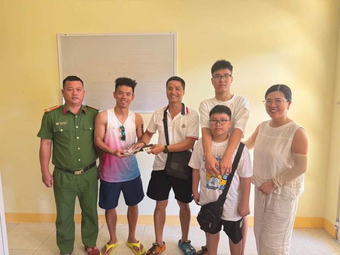 Anh Sang nhận lại tài sản đánh rơi.
