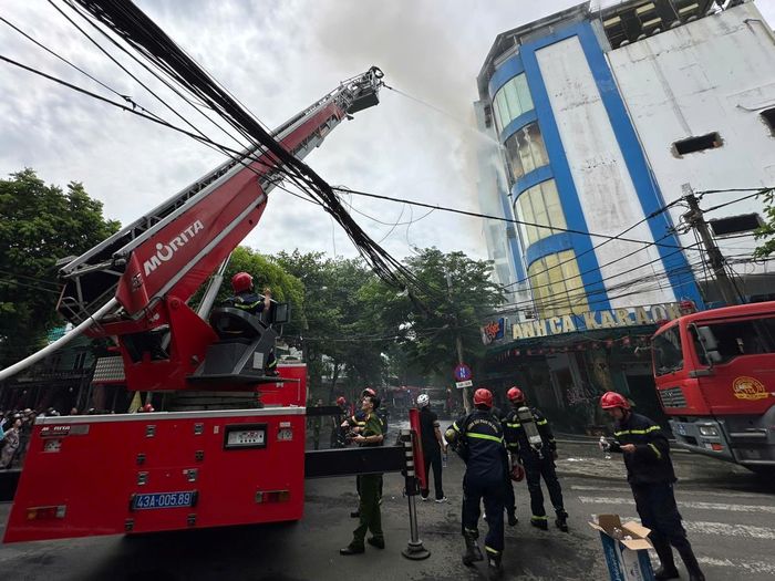 Cảnh sát PCCC&amp;CNCH triển khai phương tiện, tiếp cận không chế đám cháy