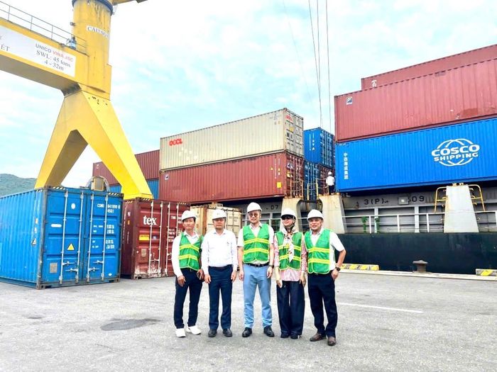 Lãnh đạo Cảng Đà Nẵng và Hãng tàu Cosco kiểm tra kết quả xử lý sự cố container bị cháy trên tàu MV.Sinar Solo.