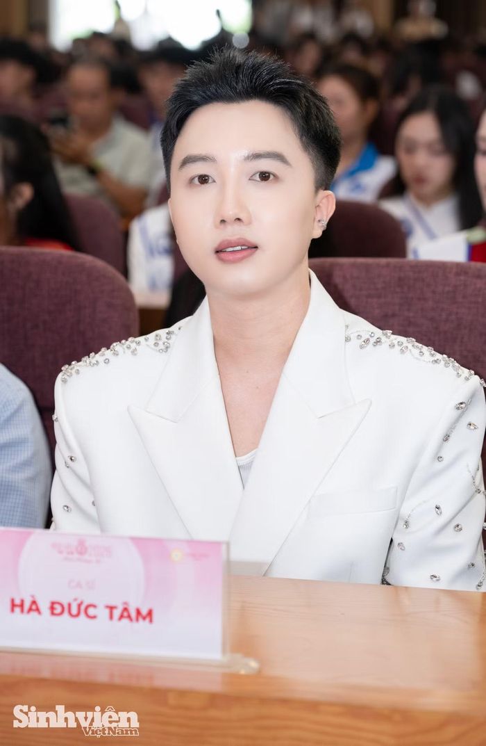 Ca sĩ Hà Đức Tâm gửi lời chúc đầy tâm huyết đến các thí sinh: "Hãy tự tin mang nét đẹp bản sắc và đặc trưng nhất của quê hương đến với 'Hoa hậu Việt Nam 2026'. Tâm tin, đó chính là điểm mạnh lớn nhất giúp các bạn tỏa sáng và tiến xa tại cuộc thi".