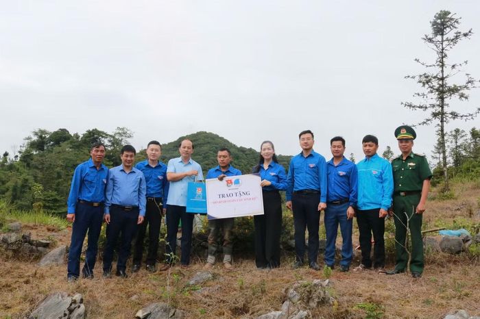 Trao tặng công trình thanh niên.