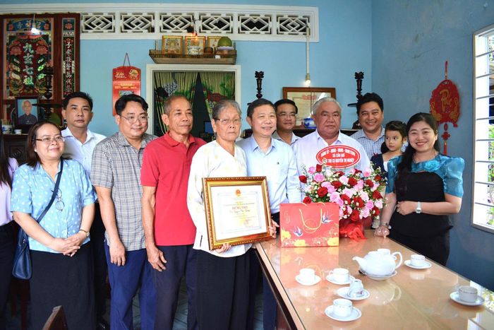 Đoàn đại biểu thăm, mừng thọ cụ Nguyễn Thị Nghiệp