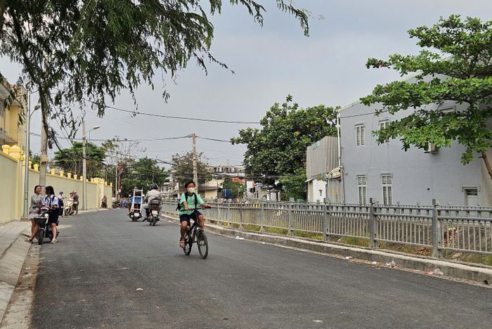  Tuyến đường cặp rạch Tư Trang (phường An Phú Đông, TPHCM) được nâng cấp, mở rộng nhờ sự đồng thuận của người dân. ẢNH: NGÔ BÌNH 
