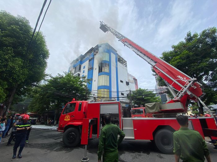  Xe thang được điều động đến hiện trường, tham gia chữa cháy 