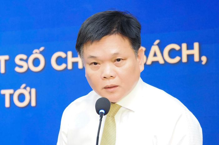 Phó Giám đốc Sở Xây dựng TPHCM Khải Quốc Bình trình bày tham luận tại Hội nghị. Ảnh: HOÀNG HÙNG