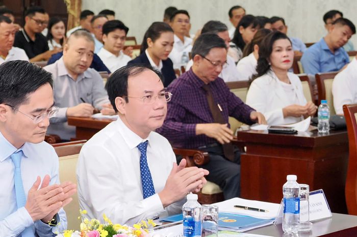 Thứ trưởng Bộ Xây dựng Nguyễn Văn Sinh tham dự Hội nghị về phát triển nhà ở tại TPHCM chiều 9-6. Ảnh: HOÀNG HÙNG