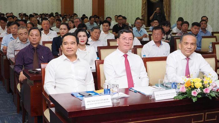 Chủ tịch UBND TPHCM Nguyễn Văn Được (trái) tham dự Hội nghị chiều 9-6. Ảnh: HOÀNG HÙNG
