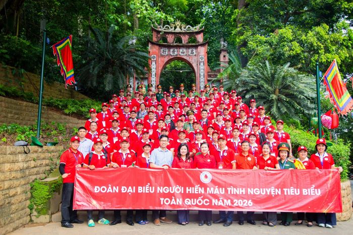  Trước lễ tôn vinh, các đại biểu hiến máu tình nguyện tiêu biểu toàn quốc năm 2026 đã dâng hương tại Đền Hùng. Ảnh: MINH TRẦN 