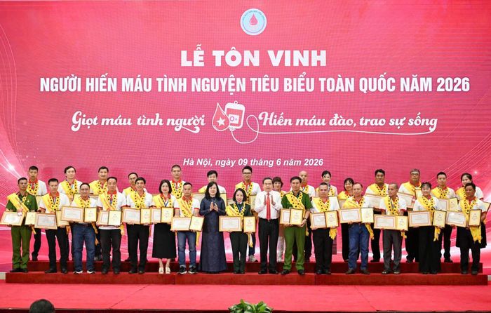  Chủ tịch Quốc hội Trần Thanh Mẫn và Bộ trưởng Bộ Y tế Đào Hồng Lan trao Bằng khen tôn vinh người hiến máu tiêu biểu năm 2026. Ảnh: MINH TRẦN 