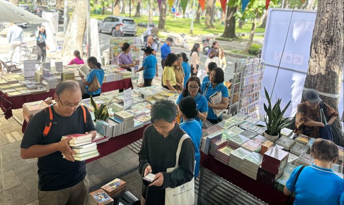 Bạn đọc hào hứng tìm mua sách tại Hội sách phường Sài Gòn. Ảnh HUY SƠN