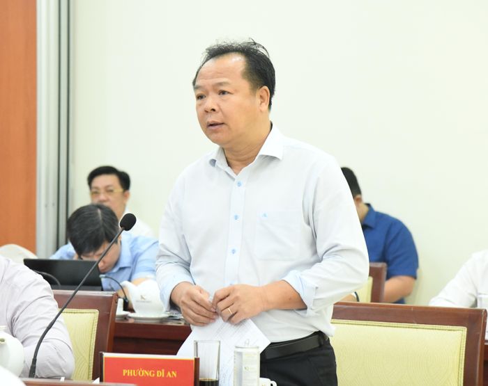 Đồng chí Nguyễn Văn Đông, Bí thư Đảng ủy phường Dĩ An nêu kiến nghị tại buổi làm việc