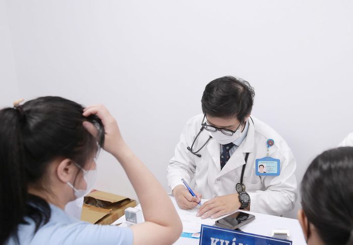 Bác sĩ Bệnh viện An Bình thăm khám cho người dân