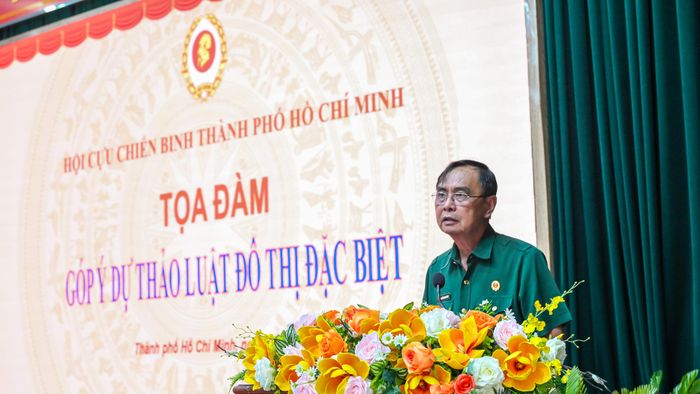 Thiếu tướng Nguyễn Minh Hoàng, Chủ tịch Hội CCB TPHCM phát biểu đề dẫn tọa đàm