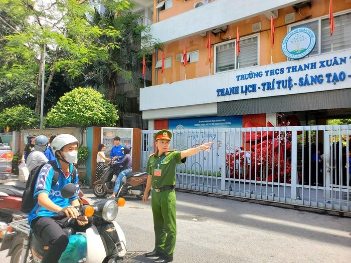  Thí sinh đến điểm thi trong tiết nắng nóng của mùa thi tốt nghiệp THPT năm 2025 