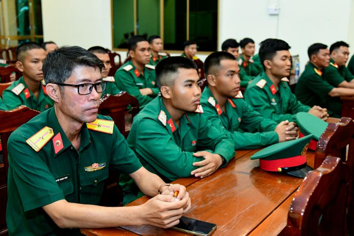 Cán bộ, chiến sĩ tham gia lực lượng tìm kiếm, quy tập hài cốt liệt sĩ. Ảnh: HỮU TÂN