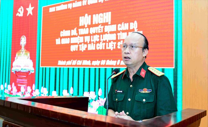 Đại tá Nguyễn Đình Chuẩn phát biểu giao nhiệm vụ. Ảnh: HỮU TÂN