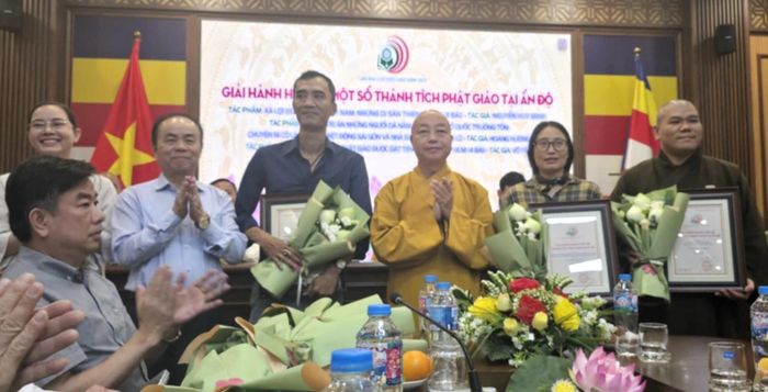  Các tác giả được trao giải. Ảnh: VÂN TRÀ 