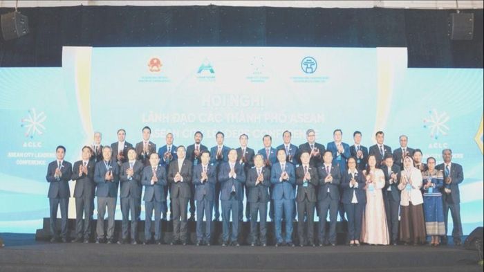  Các đại biểu chụp ảnh lưu niệm tại hội nghị 