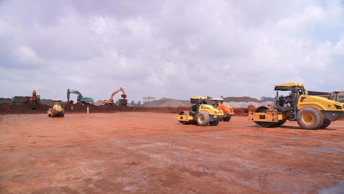 Nhiều phương tiện máy móc thi công tại công trường sân bay Long Thành 