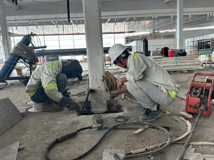  Nhân sự thi công tại đảo checkin nhà ga hành khách 