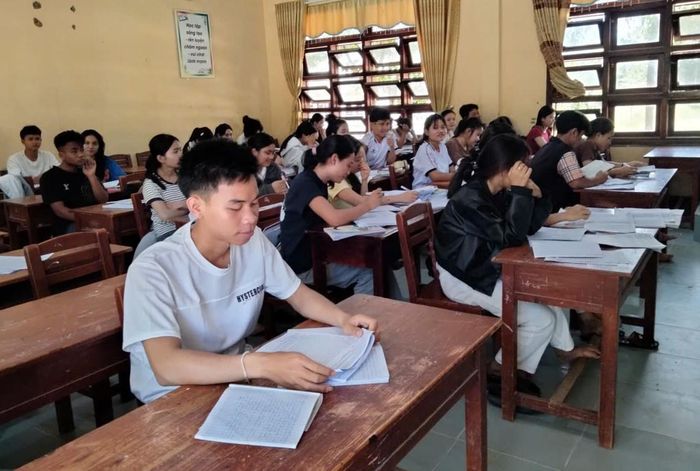 Học sinh Trường THPT Nguyễn Văn Trỗi (xã La Dêê, TP Đà Nẵng) tự học có hướng dẫn vào các buổi
