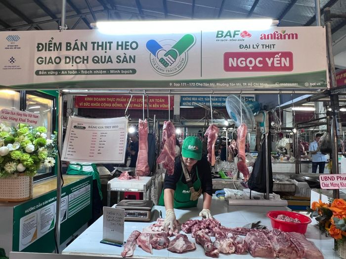  Một trong hai điểm bán thịt heo tại chợ Tân Mỹ được ra mắt sáng 9-6 