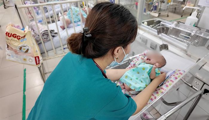 Bác sĩ chăm sóc một trẻ sơ sinh bị bỏ rơi tại Bệnh viện Nhi đồng 2 TPHCM. ẢNH: GIAO LINH