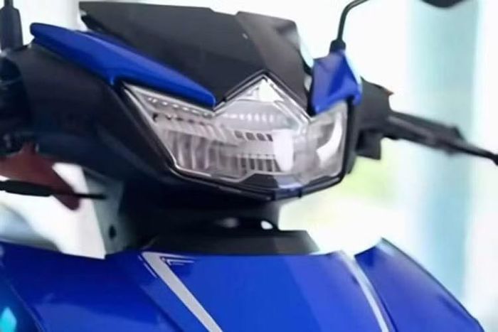 Trong đó, cụm đèn pha được thiết kế lại theo hướng gọn gàng hơn nhưng vẫn giữ vẻ thể thao và mạnh mẽ. Khu vực mặt nạ cùng phần yếm trước cũng được tinh chỉnh nhằm mang đến diện mạo mới hiện đại hơn, đồng thời duy trì những nét nhận diện đặc trưng đã làm nên tên tuổi của dòng Exciter.